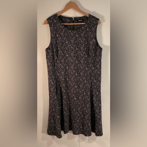 Cozy DKNY fall & winter black and white jumper dress Size 14 poly/rayon - Picture 5 of 12